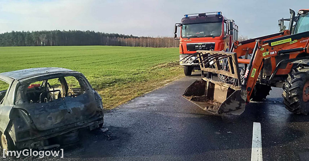 Jadący samochód zapalił się na drodze między Rzeczycą a Trzęsowem