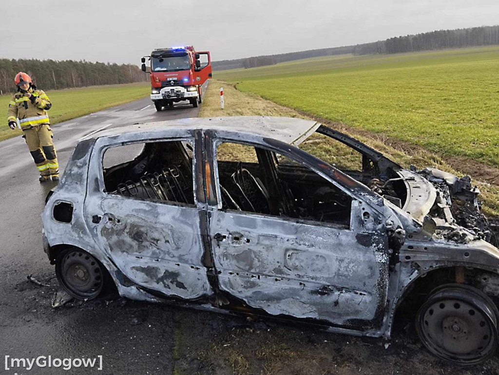 Jadący samochód zapalił się na drodze między Rzeczycą a Trzęsowem