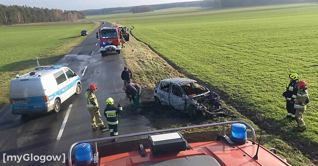 Jadący samochód zapalił się na drodze między Rzeczycą a Trzęsowem
