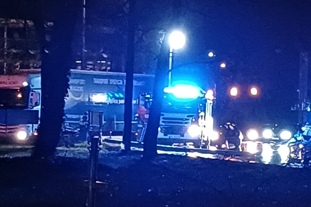 Duże rondo w Głogowie zablokowane. Kierowca ściął słup