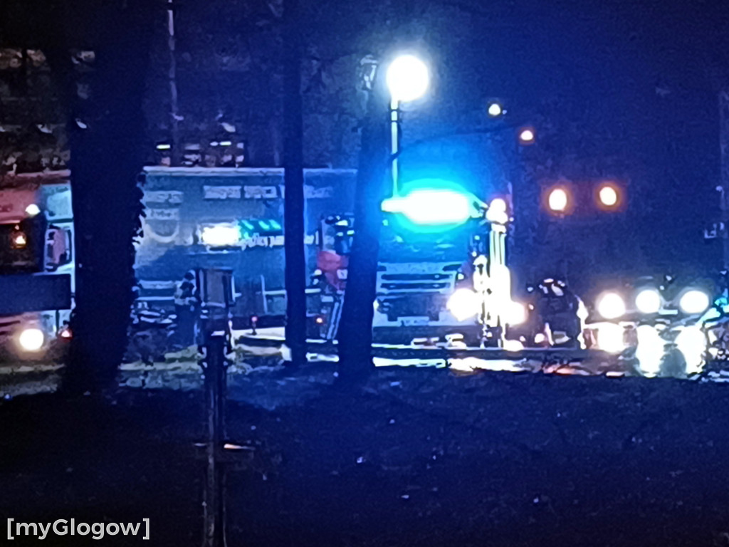 Duże rondo w Głogowie zablokowane. Kierowca ściął słup