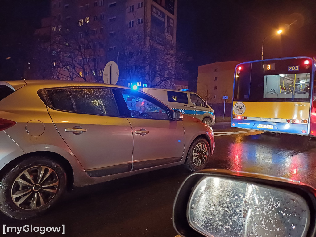 Duże rondo w Głogowie zablokowane. Kierowca ściął słup