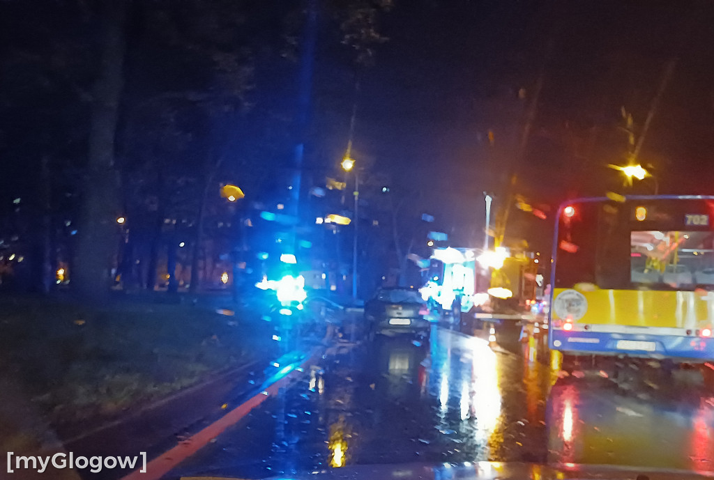 Duże rondo w Głogowie zablokowane. Kierowca ściął słup