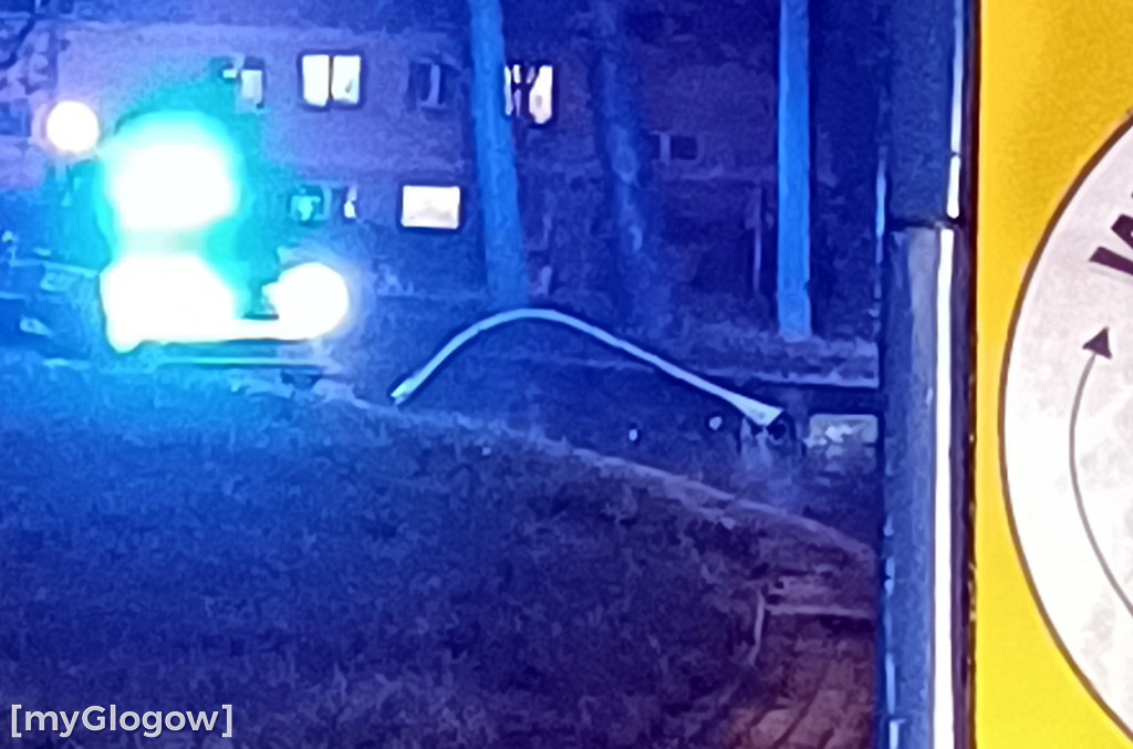 Duże rondo w Głogowie zablokowane. Kierowca ściął słup