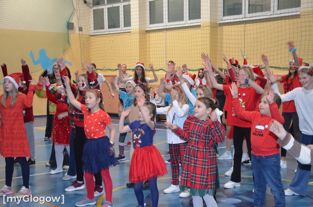 Kiermasz charytatywny i maraton tańca w SP nr 8 w Głogowie