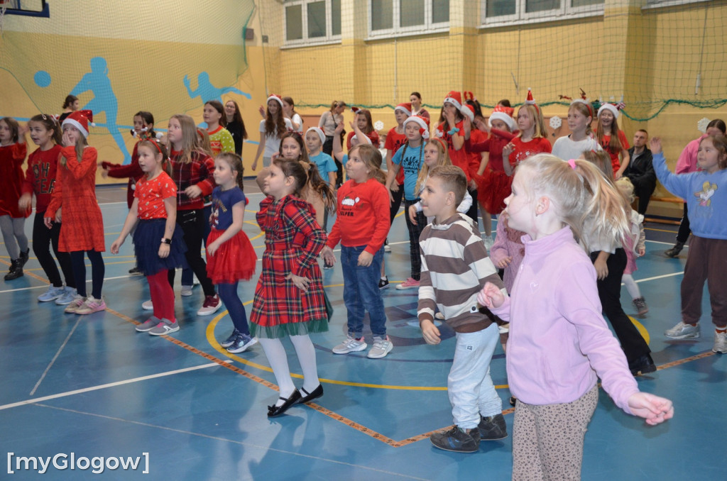 Kiermasz charytatywny i maraton tańca w SP nr 8 w Głogowie