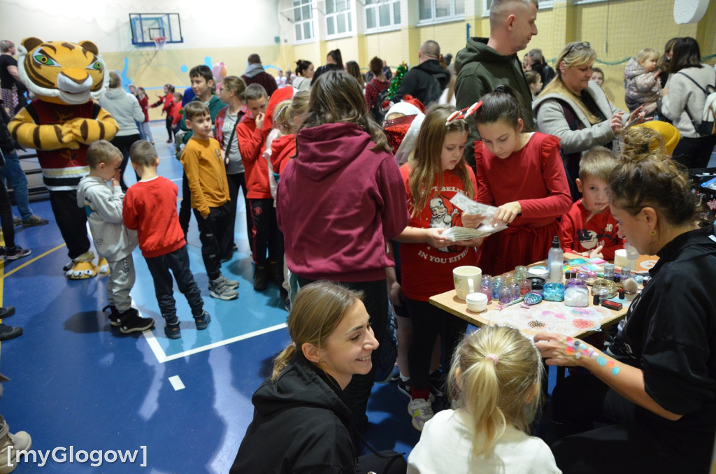 Kiermasz charytatywny i maraton tańca w SP nr 8 w Głogowie