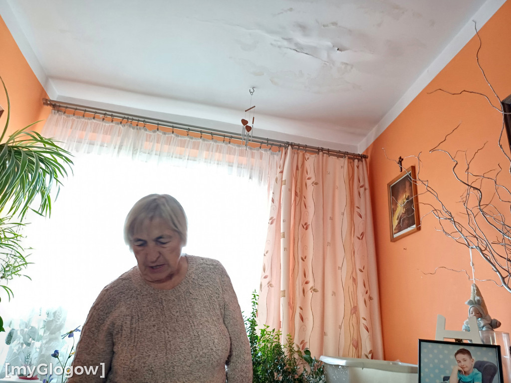 Pani Czesławie od ośmiu lat woda kapie z sufitu