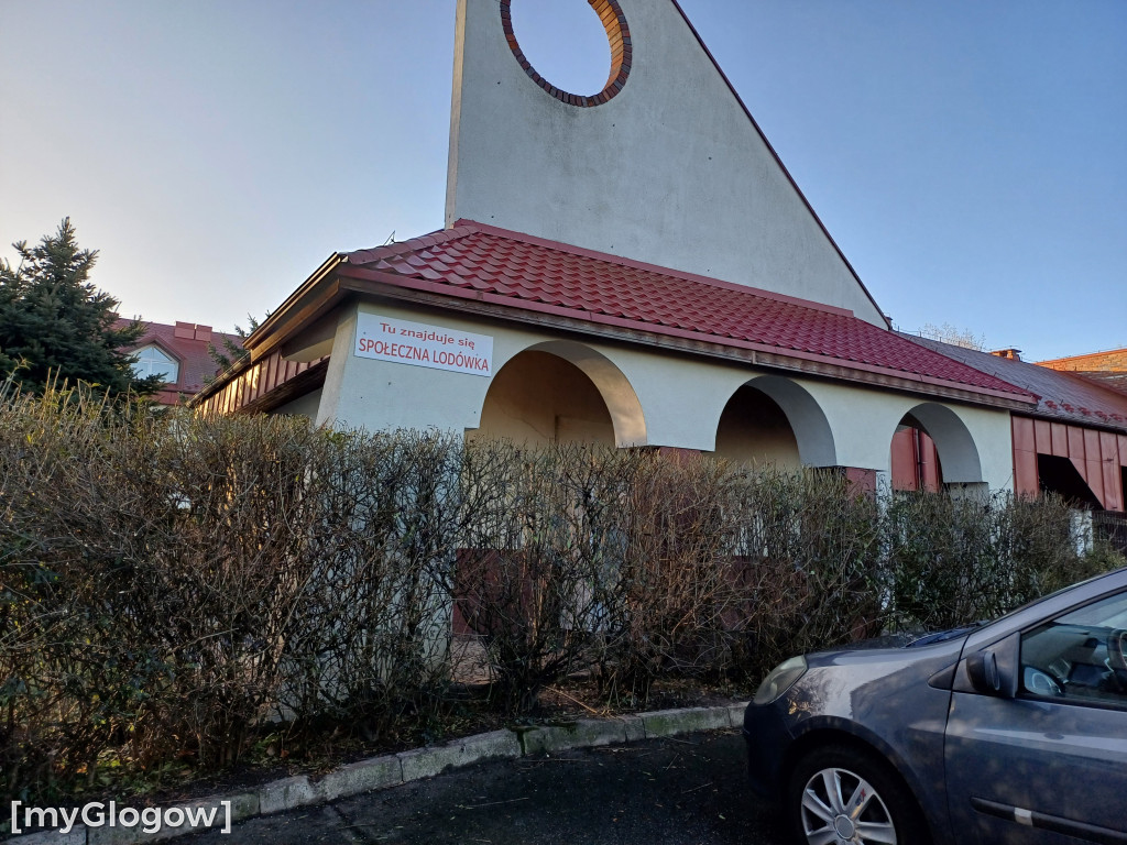 Głogowska lodówka społeczna jest pusta. Podzielcie się, zamiast wyrzucać
