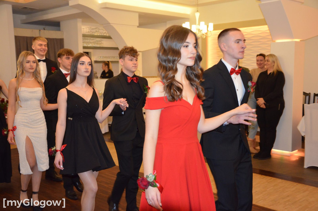 Tak się bawią na studniówce uczniowie Szkoły Mistrzostwa Sportowego w Głogowie