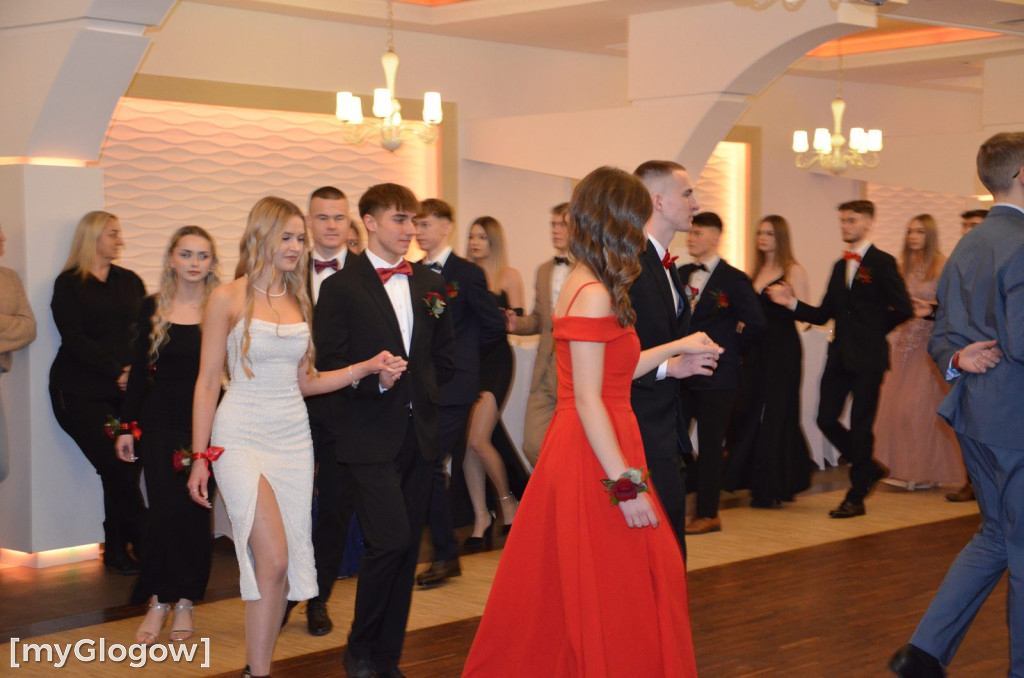 Tak się bawią na studniówce uczniowie Szkoły Mistrzostwa Sportowego w Głogowie