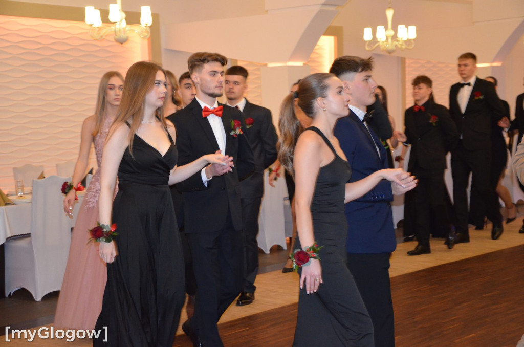 Tak się bawią na studniówce uczniowie Szkoły Mistrzostwa Sportowego w Głogowie