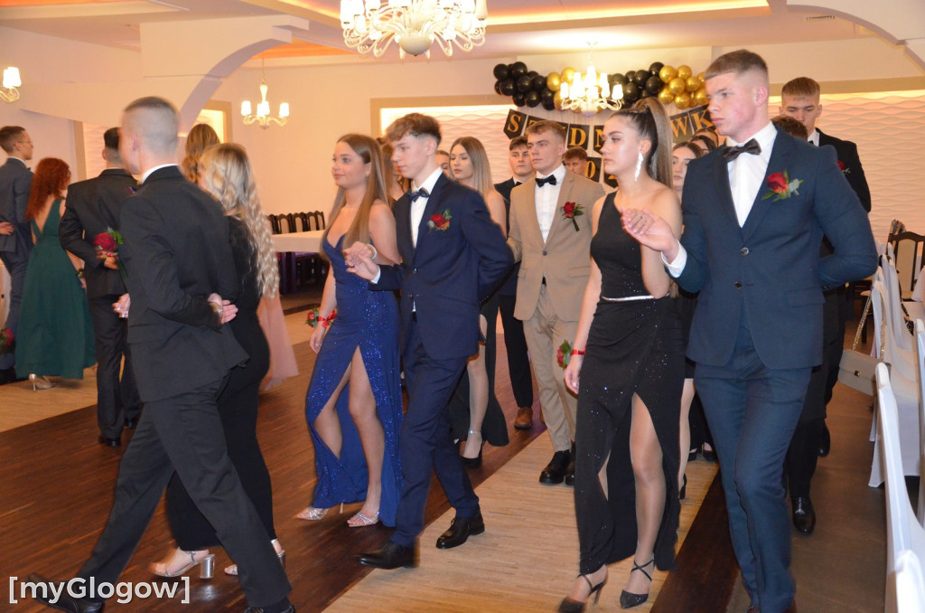Tak się bawią na studniówce uczniowie Szkoły Mistrzostwa Sportowego w Głogowie