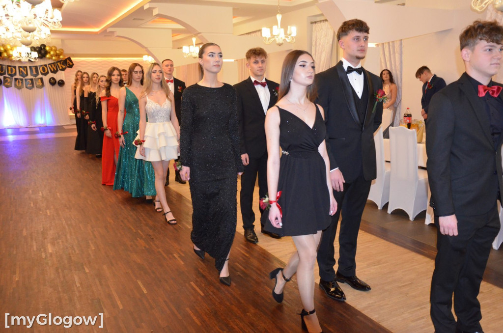 Tak się bawią na studniówce uczniowie Szkoły Mistrzostwa Sportowego w Głogowie