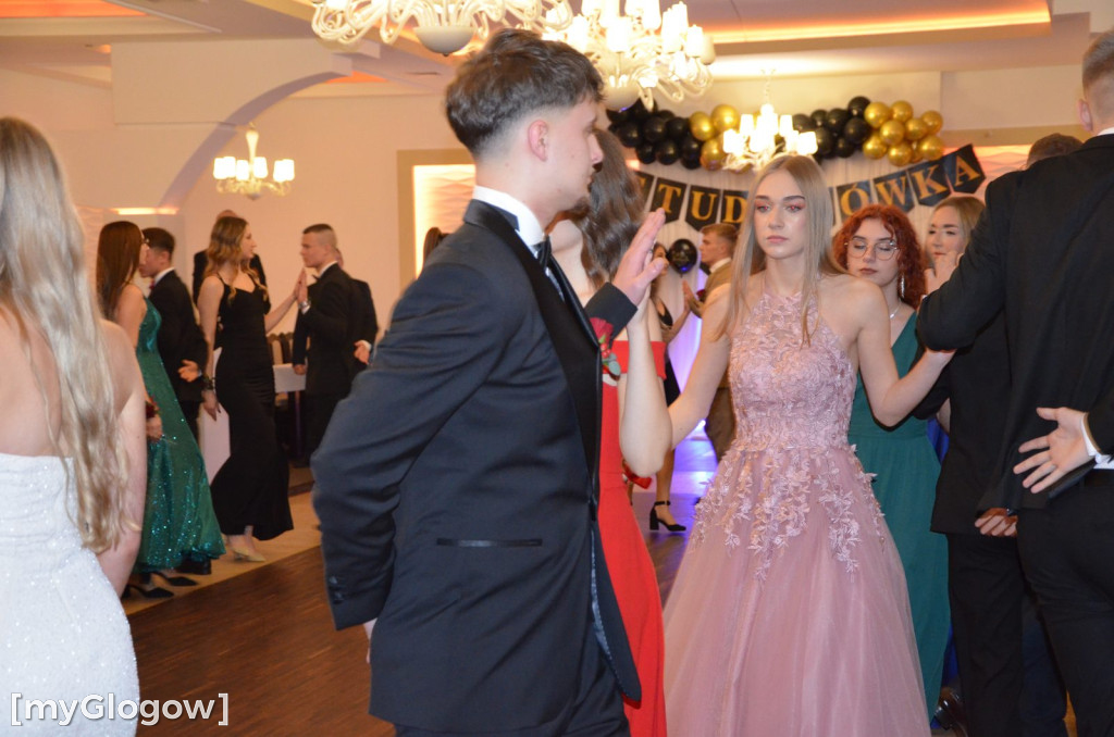 Tak się bawią na studniówce uczniowie Szkoły Mistrzostwa Sportowego w Głogowie