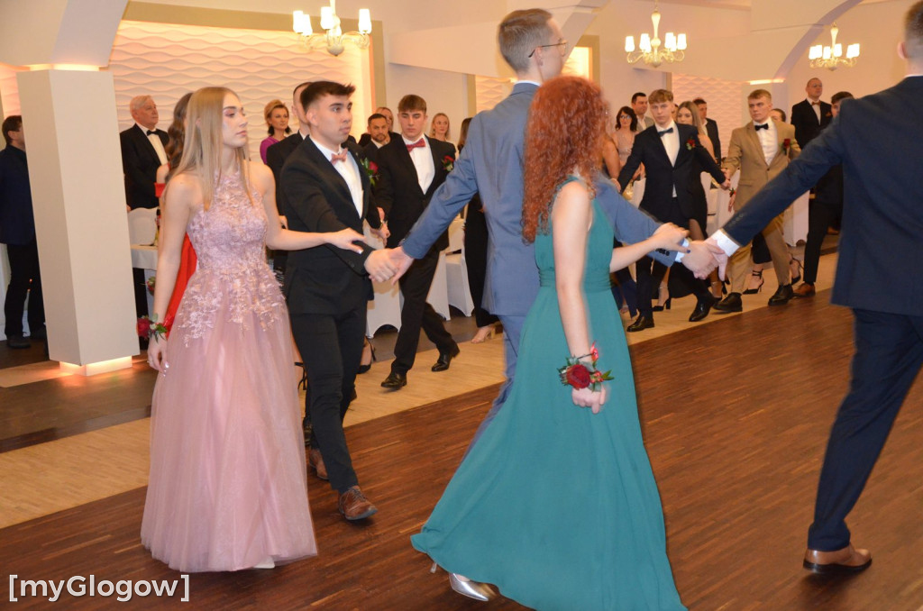 Tak się bawią na studniówce uczniowie Szkoły Mistrzostwa Sportowego w Głogowie