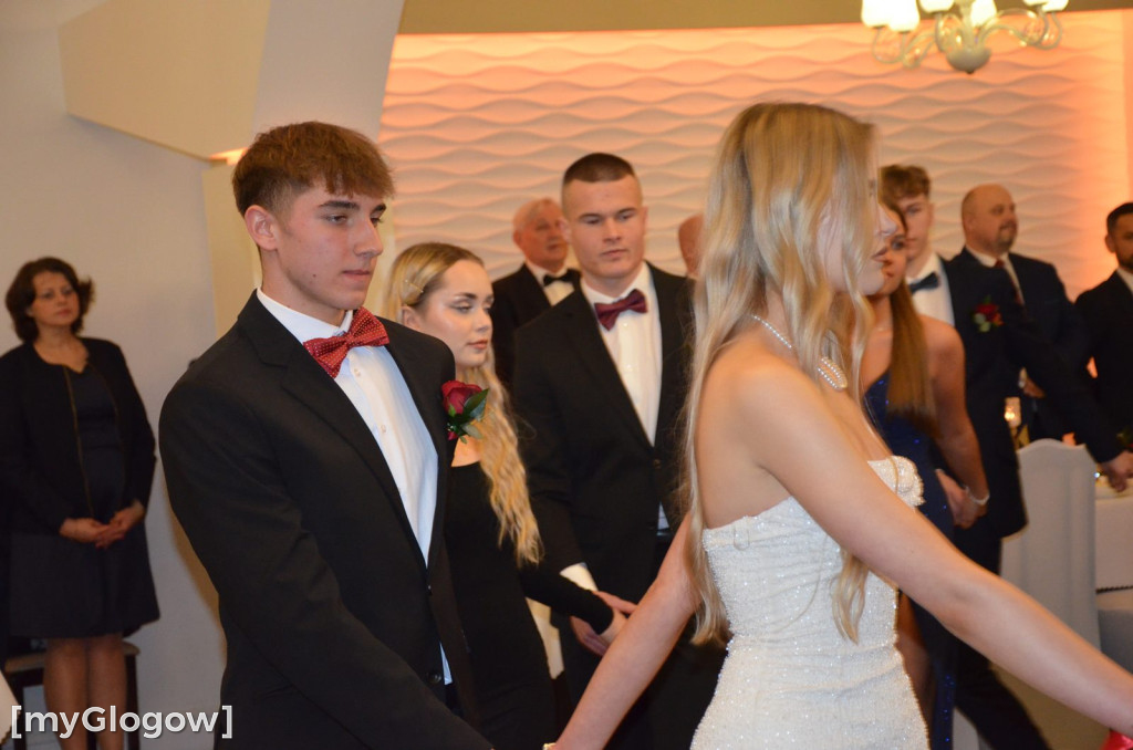 Tak się bawią na studniówce uczniowie Szkoły Mistrzostwa Sportowego w Głogowie