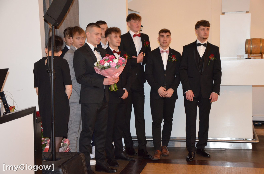 Tak się bawią na studniówce uczniowie Szkoły Mistrzostwa Sportowego w Głogowie