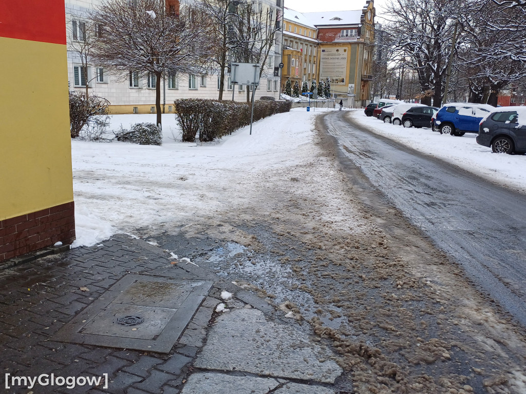 GPK odśnieża, ale efekty są mizerne