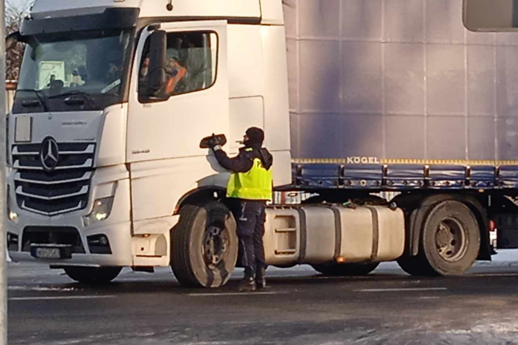 Ciężarówka blokuje drogę za Głogowem koło Serbów