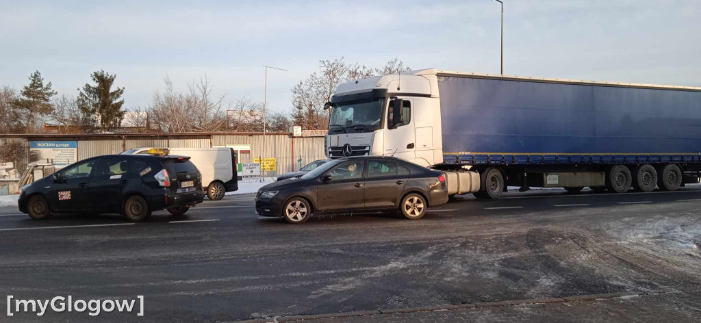 Ciężarówka blokuje drogę za Głogowem koło Serbów