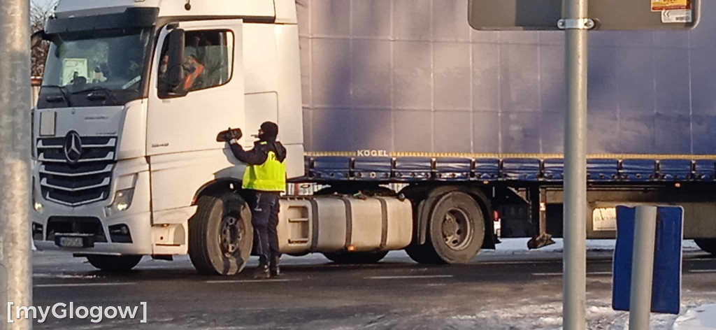 Ciężarówka blokuje drogę za Głogowem koło Serbów