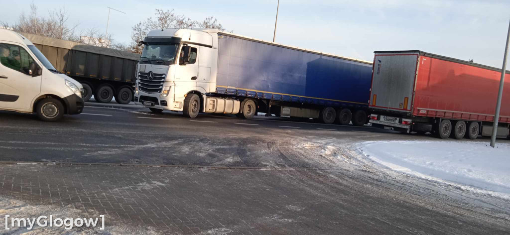 Ciężarówka blokuje drogę za Głogowem koło Serbów