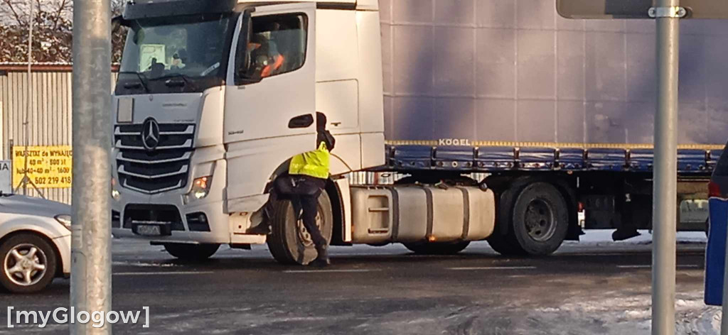 Ciężarówka blokuje drogę za Głogowem koło Serbów