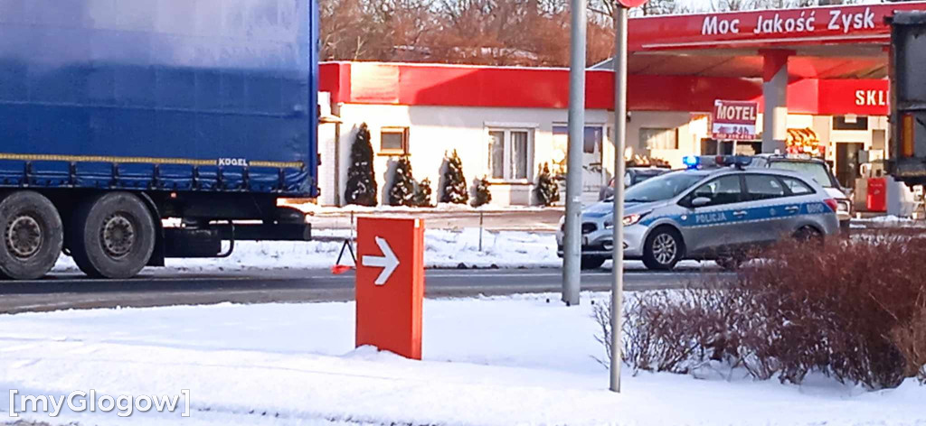 Ciężarówka blokuje drogę za Głogowem koło Serbów