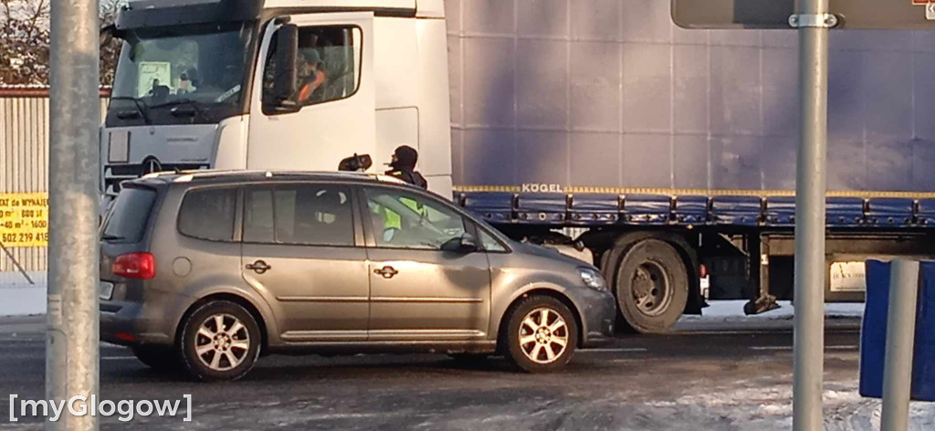 Ciężarówka blokuje drogę za Głogowem koło Serbów
