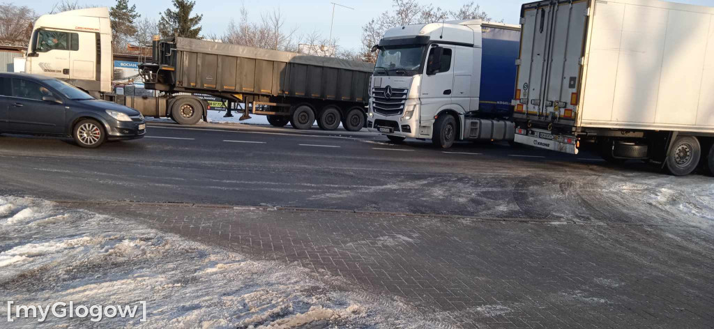 Ciężarówka blokuje drogę za Głogowem koło Serbów