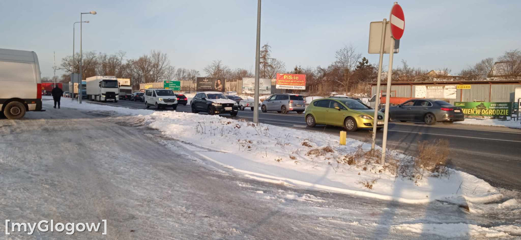 Ciężarówka blokuje drogę za Głogowem koło Serbów