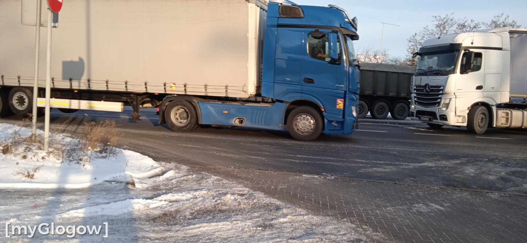 Ciężarówka blokuje drogę za Głogowem koło Serbów