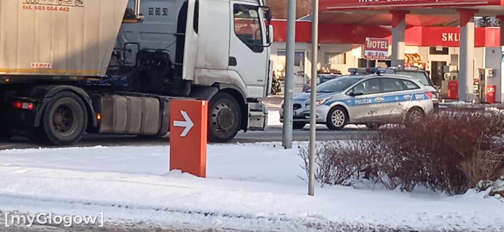 Ciężarówka blokuje drogę za Głogowem koło Serbów