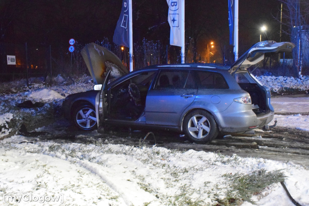 Mazda 6 paliła się na wjeździe do Głogowa