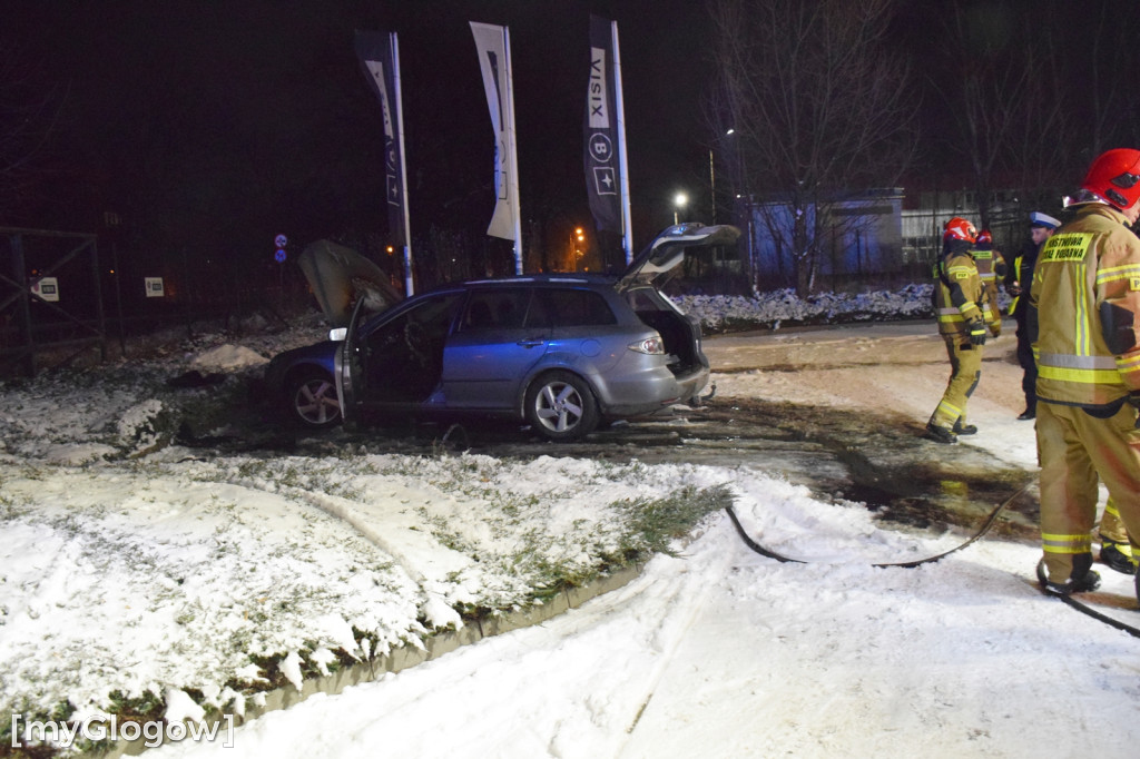 Mazda 6 paliła się na wjeździe do Głogowa