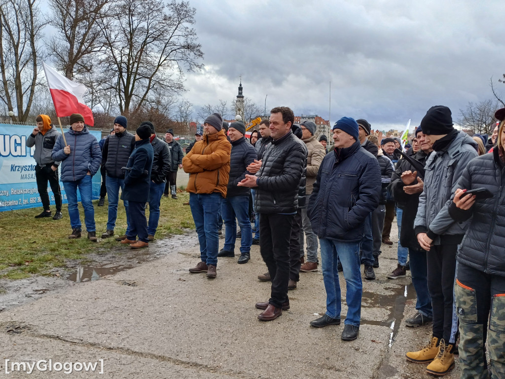 Ponad 200 rolników i 100 ciągników w Głogowie. Dwa razy więcej niż zapowiadali