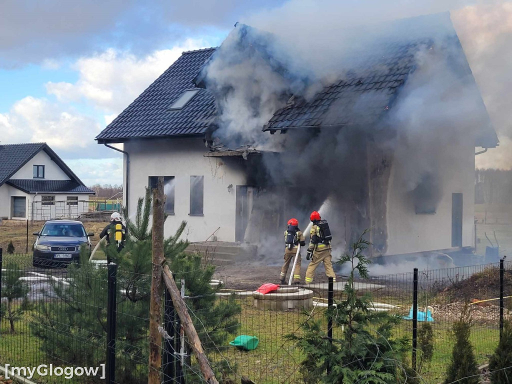 Pożar domu w Ułanowie. Poparzony właściciel w szpitalu