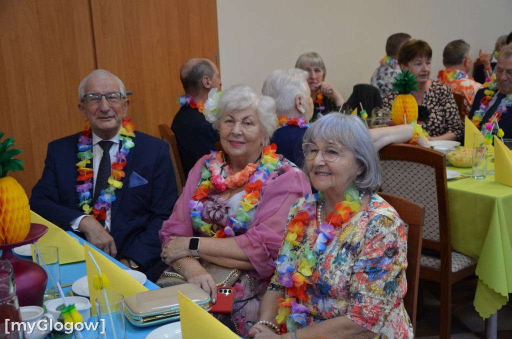 Bajeczny bal seniorów gminy Jerzmanowa w hawajskich klimatach