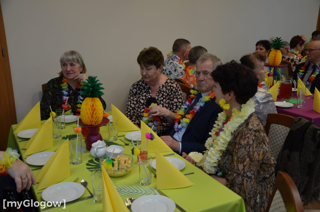 Bajeczny bal seniorów gminy Jerzmanowa w hawajskich klimatach