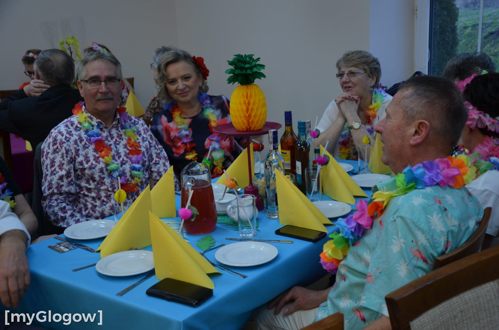Bajeczny bal seniorów gminy Jerzmanowa w hawajskich klimatach