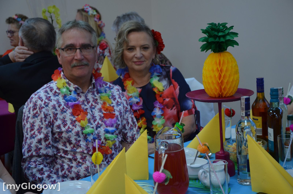 Bajeczny bal seniorów gminy Jerzmanowa w hawajskich klimatach