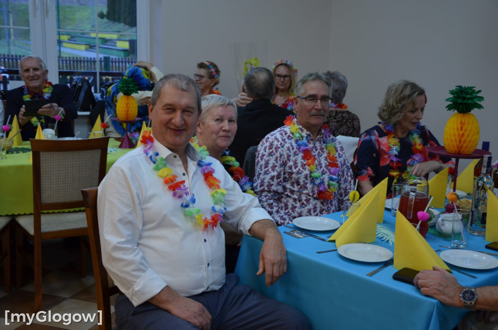 Bajeczny bal seniorów gminy Jerzmanowa w hawajskich klimatach