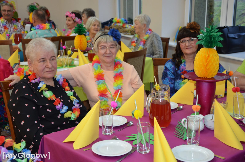 Bajeczny bal seniorów gminy Jerzmanowa w hawajskich klimatach