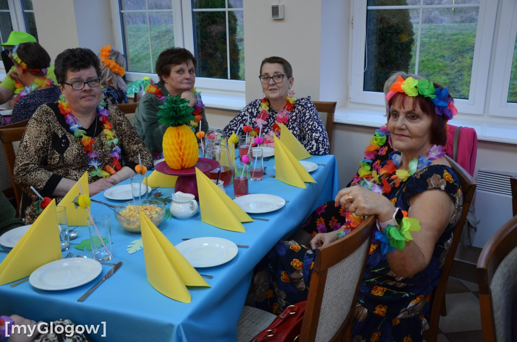 Bajeczny bal seniorów gminy Jerzmanowa w hawajskich klimatach