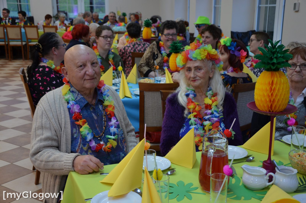 Bajeczny bal seniorów gminy Jerzmanowa w hawajskich klimatach