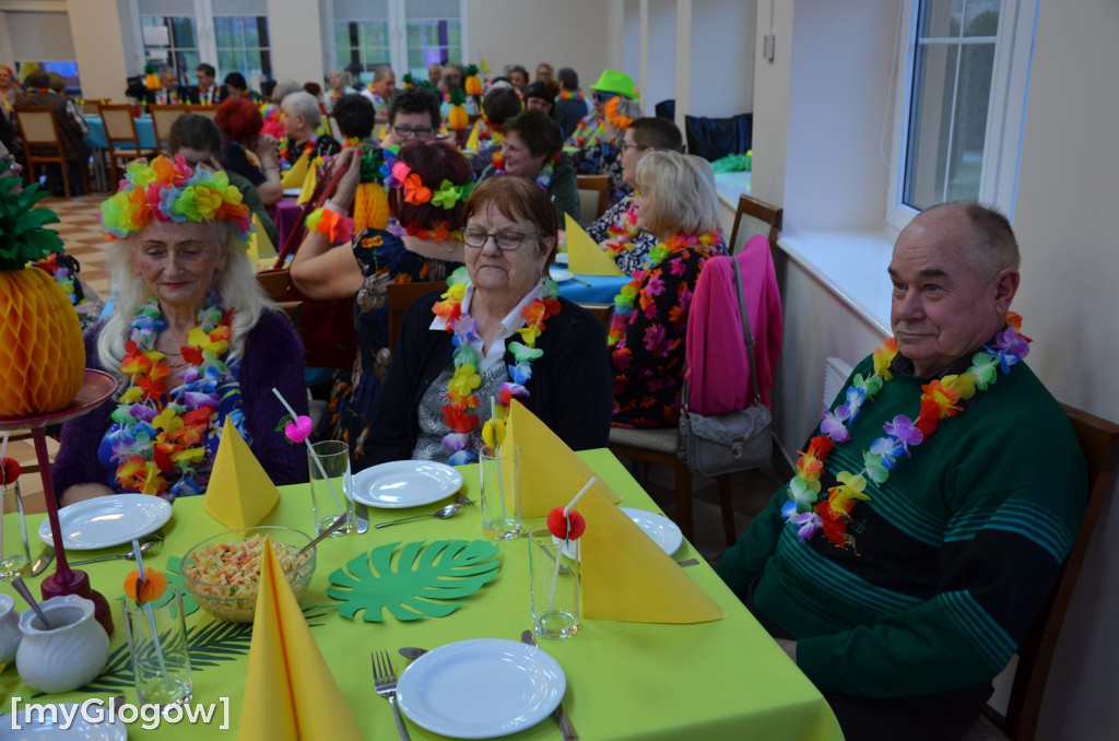 Bajeczny bal seniorów gminy Jerzmanowa w hawajskich klimatach