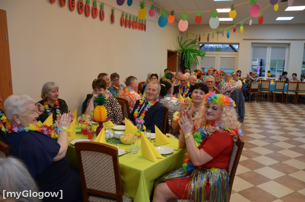 Bajeczny bal seniorów gminy Jerzmanowa w hawajskich klimatach