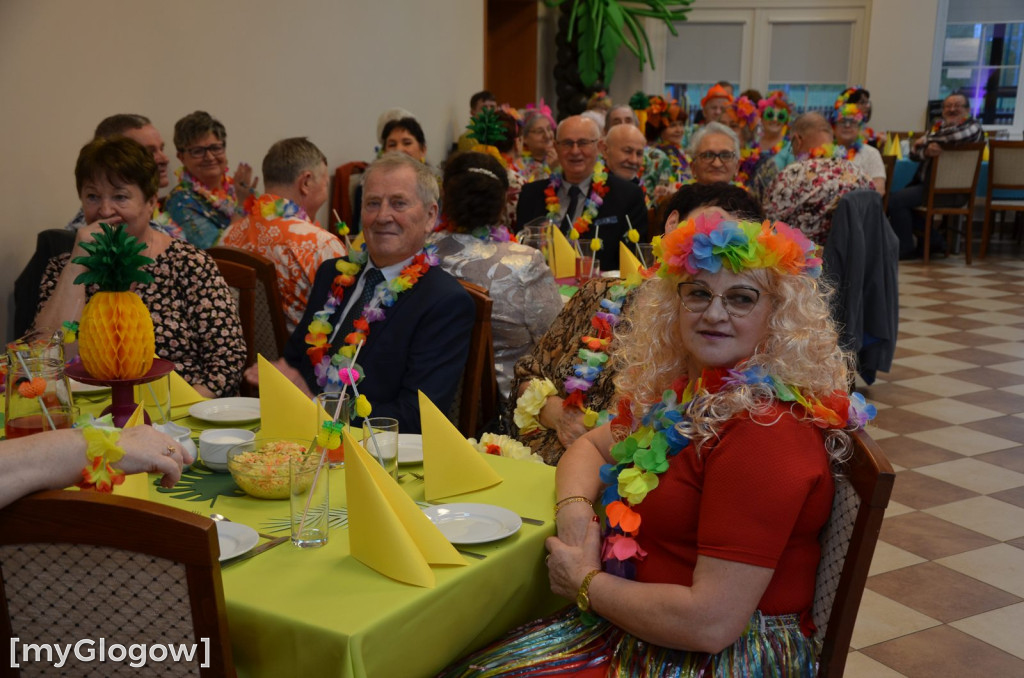 Bajeczny bal seniorów gminy Jerzmanowa w hawajskich klimatach