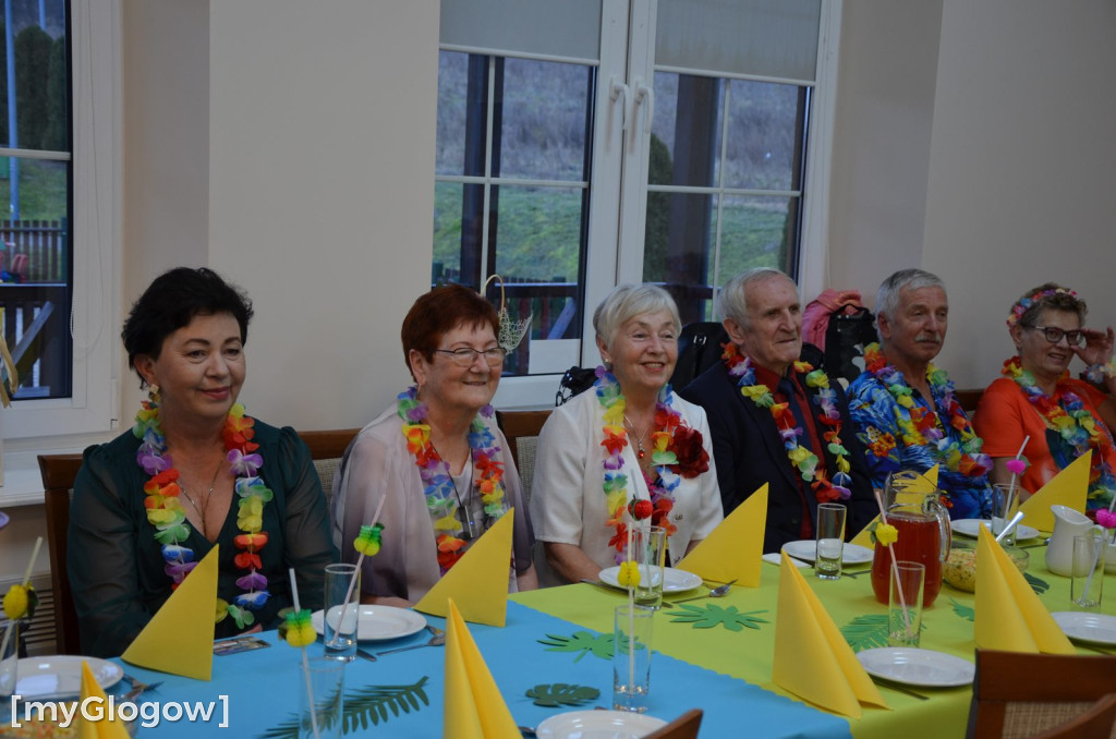 Bajeczny bal seniorów gminy Jerzmanowa w hawajskich klimatach